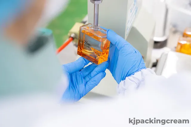 ตรวจระดับและความสะอาดก่อนปิดฝา — KJ Packing Cream