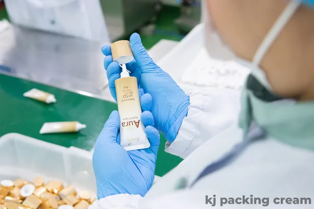 บรรจุครีมลงกระปุกใส ตรวจฟองอากาศทุกใบ — KJ Packing Cream