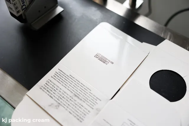 ยิงวันผลิตและวันหมดอายุลงบนบรรจุภัณฑ์ — KJ Packing Cream